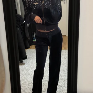 Tvådelat set byxa och tröja - Tvådelat set. Medelhög midja. Det här setet är i storlek M, men det passar även mig som brukar ha xs-s.  Köptes för 800kr säljer för 200kr. Priset kan diskuteras 