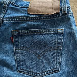 Boyfriend jeans från Levi’s Storlek: W30 L32  Skick: Mycket bra skick, använda fåtal gånger. Pris: 200kr Köparen står för frakten. 