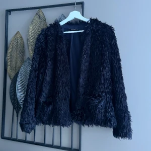 Pälsjacka  - Så fin pälsjacka från Zara, köpt begagnat, lite mindre i storleken💓💓