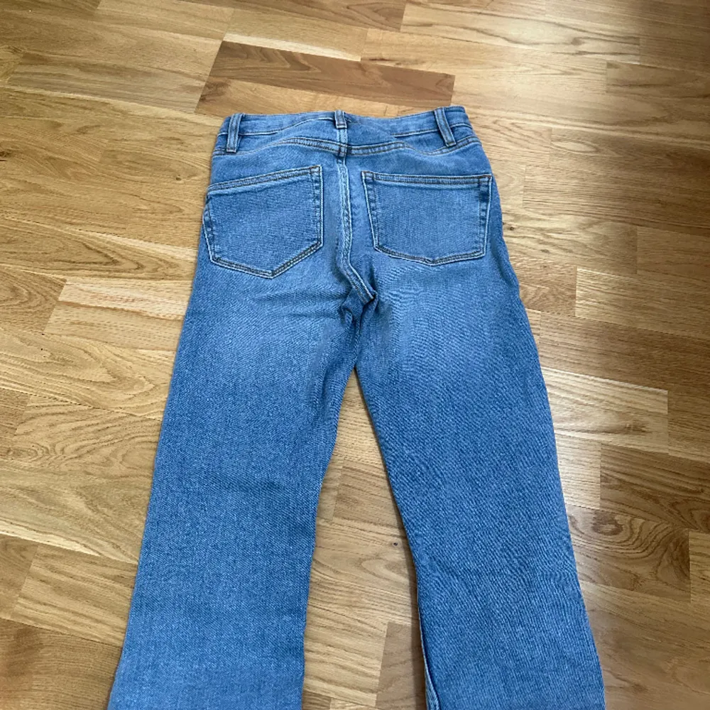 Bootcut jeans. Helt nya. Köpta från ASOS. Storlek 34. Der stretchiga och sitter snyggt. Medelhög midja. Säljer då de inte kommer till användning . Jeans & Byxor.