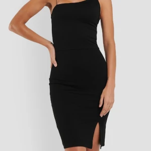 Svart elegant klänning - I bra skick! Bara använd en gång! Säljer då den jag inte använder den längre. Original pris 379 kr från   NA-KD. 