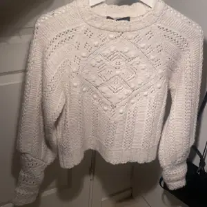 Stickad tröja från någon butik i Paris jättefint skick🎀