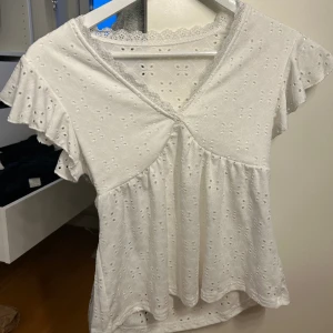 Söt topp - en superfin topp som aldrig kommit till användning då den är lite stor på mig💞 