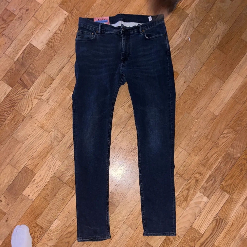 Ett par riktigt snygga jeans från acne studios kollektion Blå konst i storlek 33-32  Mått är det bara att fråga om . Jeans & Byxor.
