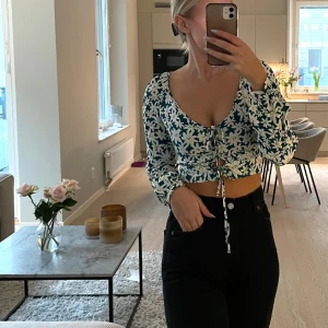 Blommig topp - Kort blommig topp. Perfekt till dem vita jeansen på sommaren 😍🤍