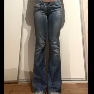 lågmidjade jeans  - jättefina och väldigt lågmidjade jeans som jag inte använder längre, är ca 170 och de passar mig