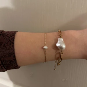Armband - Guldigt kedjearmband med pärla, säljer endast den högra. 