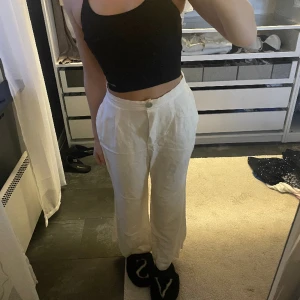 Linnebyxor  - Linnebyxor ifrån oysho, jätte sköna i storlek xs! Jag är 155cm och de är perfekta i längd för mig🥰