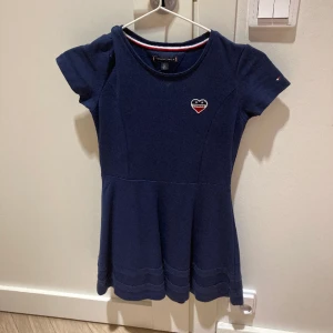 Gullig klänning👗💙 - Säljer denna klänningen! Använd kanske 10 ggr, men i bra skick. Kostade kanske 60€ ( 600 kronor) från början men nu säljer jag den för 25€ (250 kronor). Kom privat för mer bilder&intresse💙