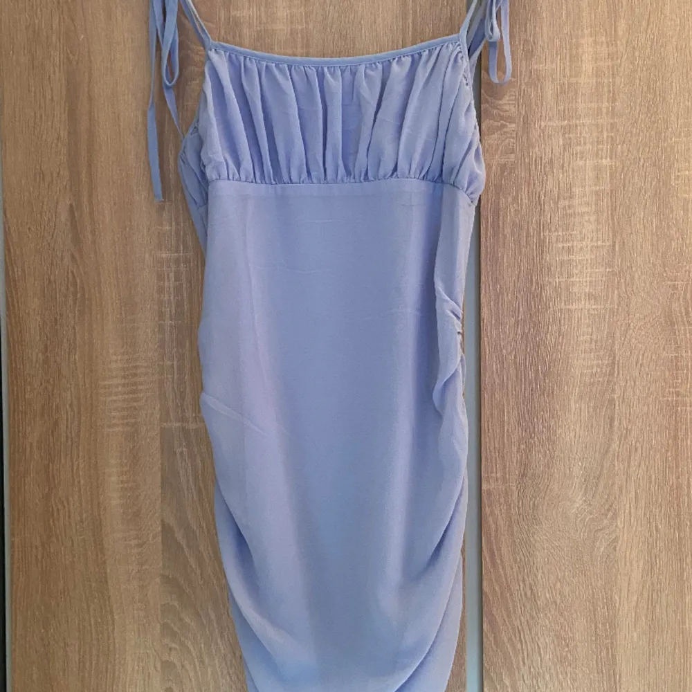 Ljusblå klänning med veck i sidorna från Nakd. Använd ett fåtal gången men är i fint skick. Nypris 499 kr. . Klänningar.