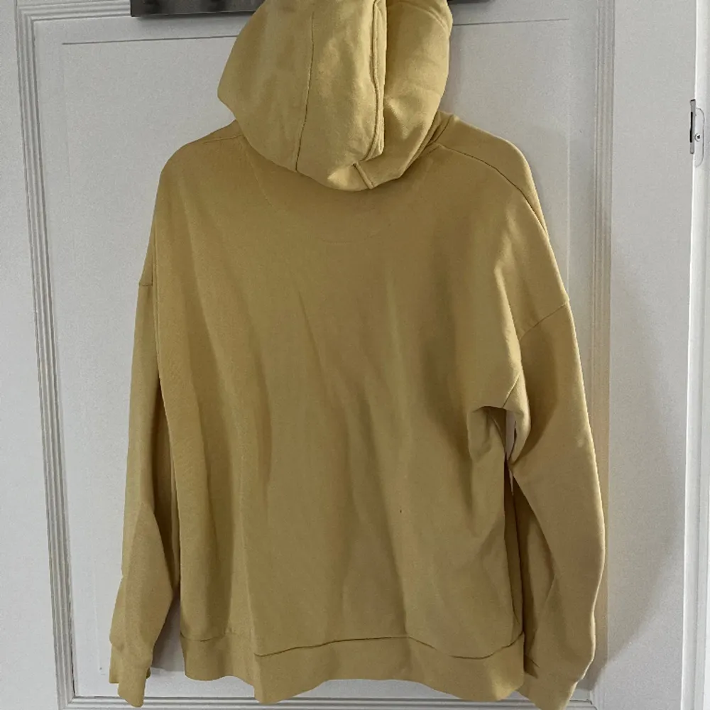 Skit snygg gul hoodie ifrån lyle & scott. Hoodies.