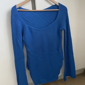Blå ribbad träja - Säljer denna fina tröja då jag råkat beställa den i fel storlek. Aldrig använd och i super skick.