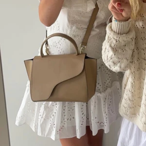 Atp väska  - En beige Atp väska i bra skick då den har använts försiktigt!! Färgen är arezzo, så snygg beige och classy färg🙌🏽😍Säljer pga att jag nyligen köpt en ny och den tyvärr inte kommer till användning längre! Köpt för 4800kr förra året, medföljer dudtbag❤️❤️❤️