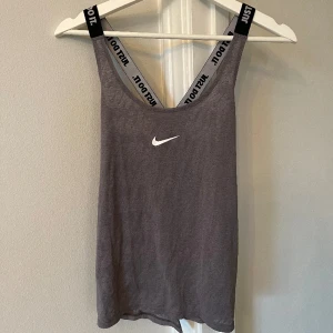 Träningstop - Öppen i ryggen 