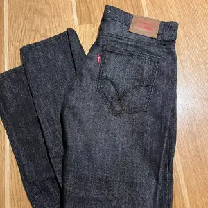 Mörkgrå Levis jeans. Hittar ingen storlek men de är 38cm i midjan och 105cm i benlängd. Oanvända.