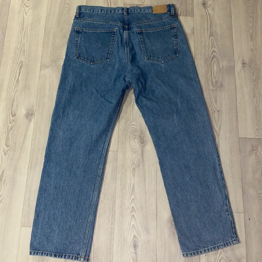 Säljer ett par blåa loose fit jeans som inte kommer till användning. Nypris 599 Skick 9/10 Vid mer frågor hör av er privat:) Priset kan diskuteras . Farkut & Housut.