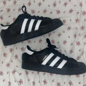 Adidas superstar i storlek 42 som är använda 1-2 gånger. Ser ut exakt som nya men för ett billigare pris. Säljer då jag inte får användning av dem💕💕💕pris går att diskutera