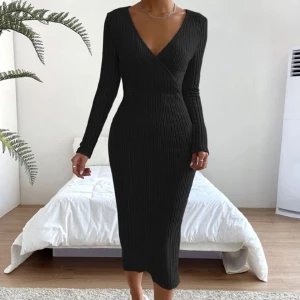 Ribbad klänning - En klänning i mjukt material som aldrig blivit använd. Passar storlek M/L