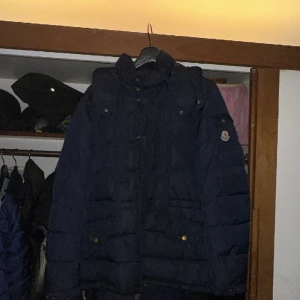 Moncler jacka  - Moncler jacka i storlek 1 vilket motsvarar S men skulle säga att den passar M-L , finns små flaws och en liten lagning annars fint skick   2014 model 