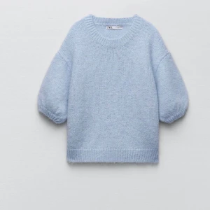 Ljusblå kortärmad stickad tröja  - Säljer denna kortärmade stickade tröjan från Zara🦋använd men inga tecken på slitage 