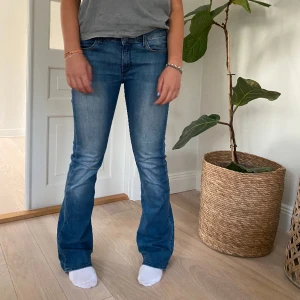 Lågmidjade jeans - Säljer dessa snygga lågmidjade jeans! Köpte dom på lova widebergs märke relow men märket till jeansen är Wrangler🫶🏼 midjemått 40 innerbenslängd 80💗
