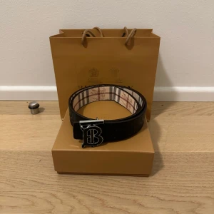 Burberry bälte - Säljer nu mitt helt nya Burberry bälte. Bältet är helt nytt och aldrig använt. Storlek: 120cm. Pris kan diskuteras vid snabb affär.