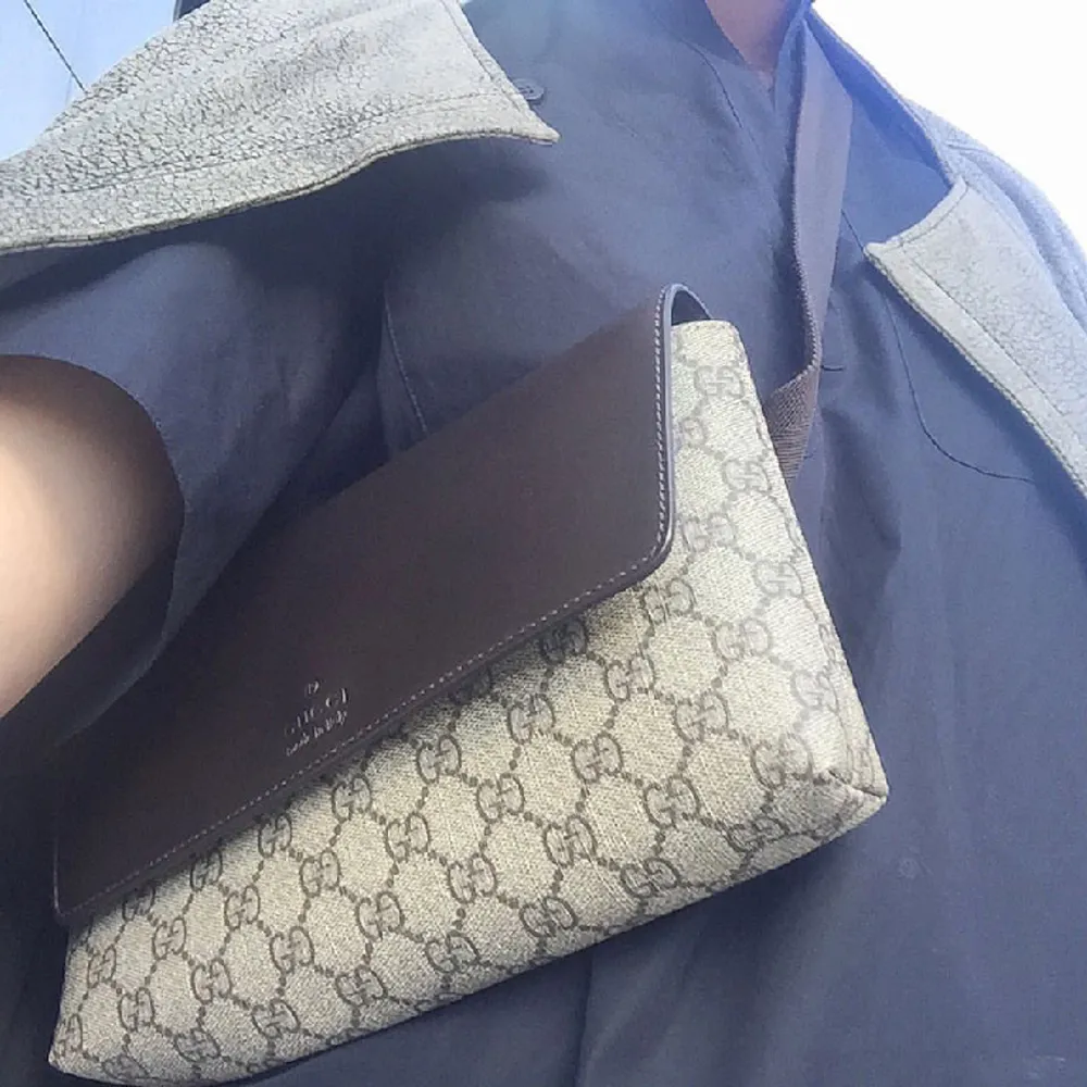 Gucci crossover/ magväska i märkets klassiska print. Väldigt fint skick. Äkthetsintyg, kvitto och dustbag finns! Inköpt på en multibrandstore i Helsingborg 2015 för 5845 kr. Väskor.