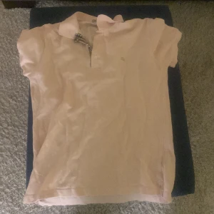 Burberry piké  - Säljer burberry piké som är i använt skick.   Såklart äkta, kom privat för fler bilder! 