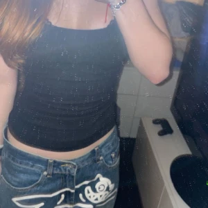 Running dog jeans  - Säljer dessa Billionaire Boys Club Running dog jeans som jag köpte för några månader sedan från Size? Jeansen har bara använts 2 gånger så de är i toppskick!💖 Nypris är 1400k🤗 Midjemått tvärsöver: 38cm  Innerbenslängd: 78cm