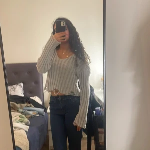 Tröja - En stickad grå tröja passar till de mesta. Och mysig.