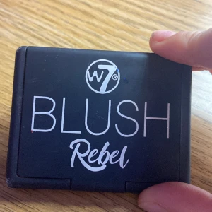 Blush från w7 - Säljs för jag aldrig andvänder den köptes för ca 35kr säljer för 20kr plus frakt. Har endast testat en gång.