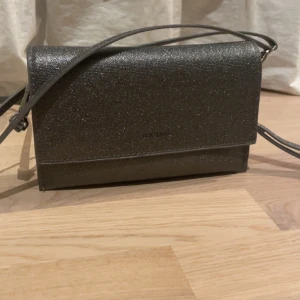 Glittrig väska - Superfin, oanvänd glittrig dondonna väska.