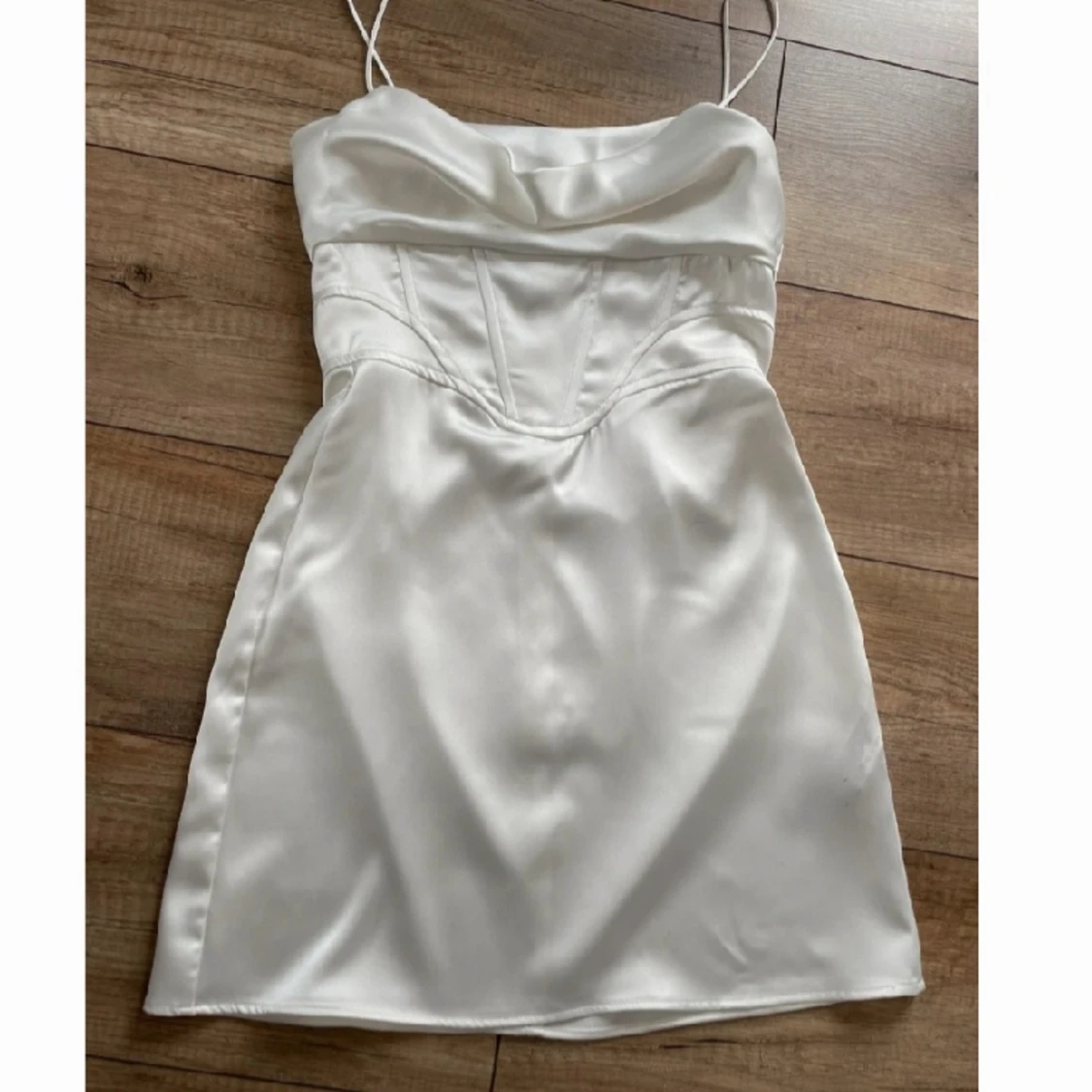 Zara vit satinklänning