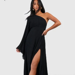 Balklänning Petite  - Säljer denna superfina klänningen då jag missade att det var petite! Endast provad en gång!☺️ Köpte i storlek L men skulle säga att den är 34-36 i storleken! 