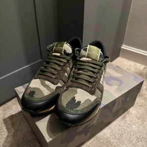 Valentino rockrunner - Säljer dessa snygga valentino rockrunner i stl 41. Dessa är använda ett få antal gånger, Cond 9/10. Box och alla tillbehör tillkommer. Nypris: 7500