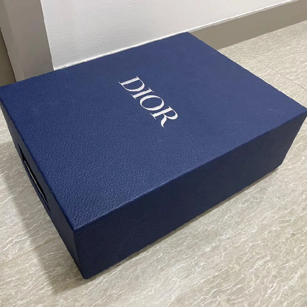 Dior box / låda/ kartong som kan används som förvaringsbox eller som dekoration   . Övrigt.
