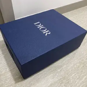 Dior box / låda/ kartong som kan används som förvaringsbox eller som dekoration   