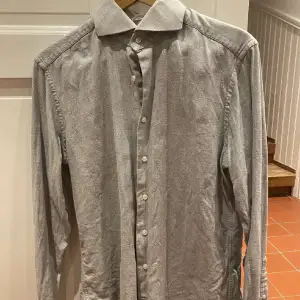 Suitsupply skjorta i grå flannell och passform slim. Storlek 39/40 och krage storlek 15 1/2 - 15 3/4. OBS kraglattor något synbara (insydda) - kolla sista bilden