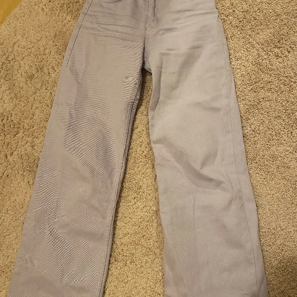 Ljuslila jeans från Junkyard! Säljer då de är för små för mig i midjan, bra längd på dem dock! Är 173 som referens. Jeans & Byxor.