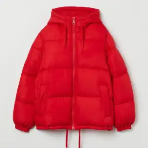 Säljer min röda puff-jacka från H&M, inte använd på 2 år. Slutsåld på hemsidan ❤️