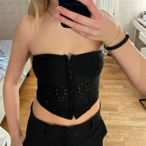 Svart tubtopp  - Säljer en jättefin svart tubtopp, inga defekter förekommer❤️