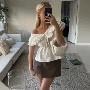 Vit topp - Säljer denna superfina toppen eftersom den inte var min stil riktigt.🥰 2 första bilderna är lånade!!! Tryck gärna köp nu