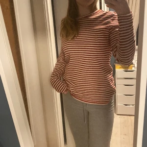 Röd/vit tröja - Mysig tröja som passar allt