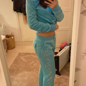 Mjuks set - Säljer detta mjuisset i velour, köpta här på plick. Vet ej hur mycket föredetta ägaren använt men jag har använt den 2 ggr pga för stor. Det ska vara velour material men känns lite mer som handduksmaterial