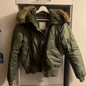 sjuuuk N2B militär bomber jacka päls - sjuuuukt fet n2b jacka. sitter asnice o e helt helt ny o oanvänd. fett varm o zippbar luva så så fet va ska man säga. S men sitter dunder på mig som e M med. BRAND NEW - HELT oanvänd