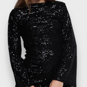 Glittrig klänning  - Intressekoll på min klänning fprn meeet me there som är helt slutsåld den är barna använd en gång på nyår och är som ny i storlek s/m . Pris kan diskuteras vid snabbt köp men lägger ut mer som intressekoll