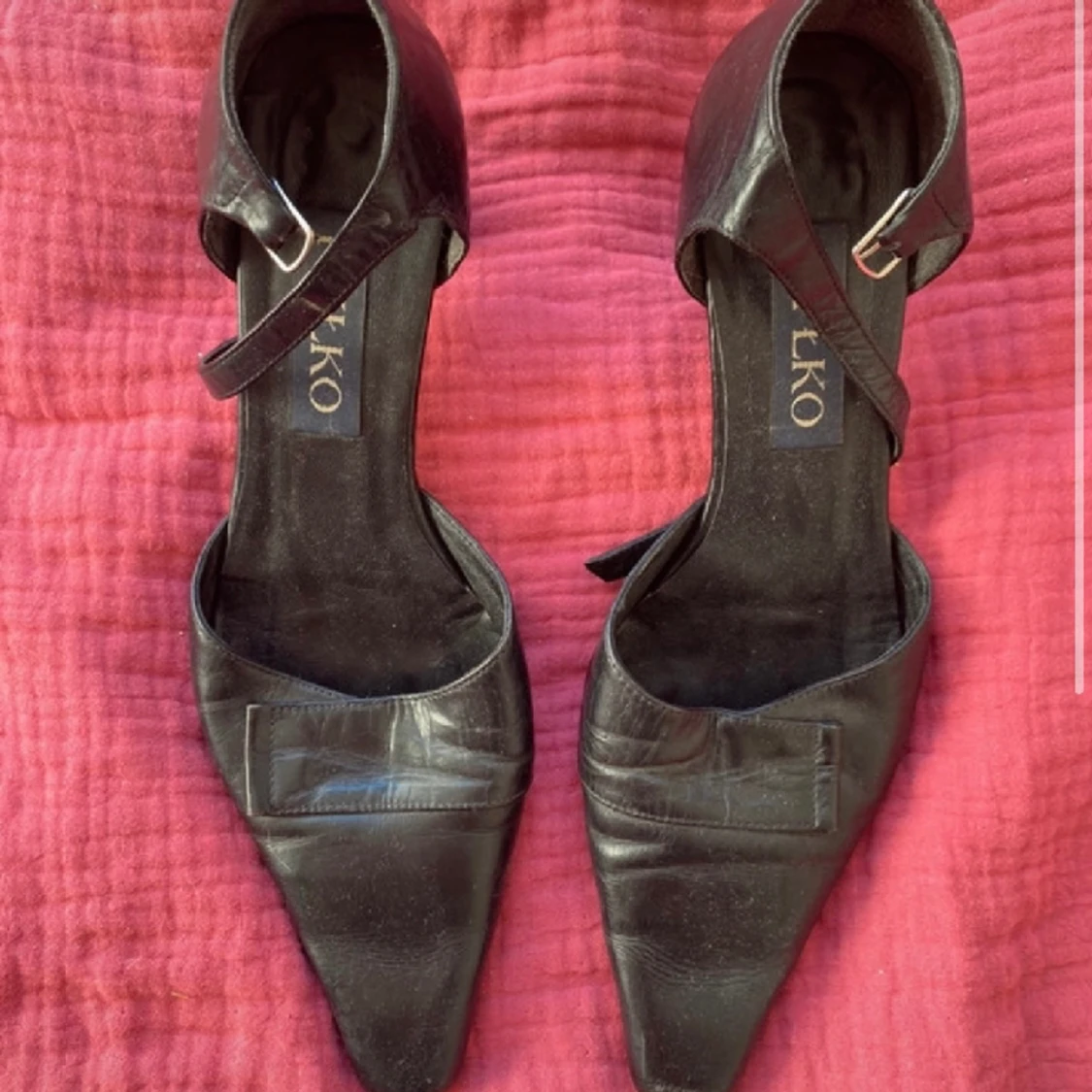 Svarta klackar med spänne