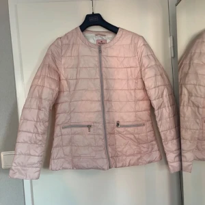 Snygg vår Jacka💕 - Det står att det är en 2xl men jag skulle snarare säga att det är en L eller M💕  Frakt betalas av köpare💕