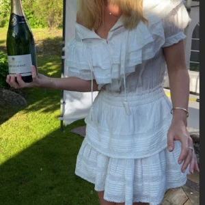 Studentklänning  - Så fin studentklänning ifrån loveshackfancy, nypris på deras hemsida är ungefär 3500❤️ Pris går att diskutera vid snabb affär