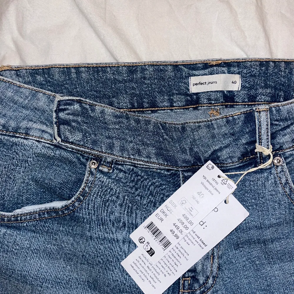 säljer dessa jättefina jeans från gina tricot i storlek 40 (passar mig som brukar ha 36-38) 💕 nypris 499kr, de är helt oanvända med lappen kvar, säljer för 375kr 💕 pris kan diskuteras!. Jeans & Byxor.